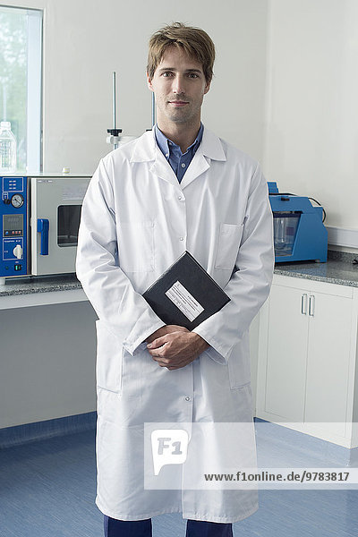Wissenschaftler im Labor stehend  Portrait