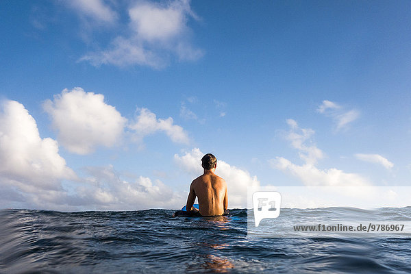 sitzend Ozean Surfboard Wellenreiten surfen