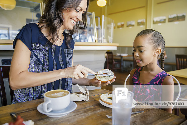 Cafe Tochter essen essend isst Mutter - Mensch Frühstück