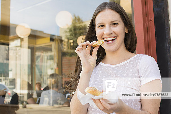 Außenaufnahme Europäer Frau Cafe essen essend isst