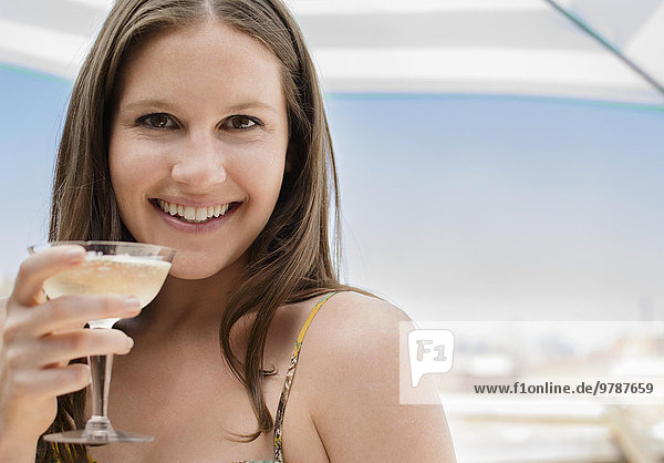 Außenaufnahme Europäer Frau Cocktail trinken freie Natur