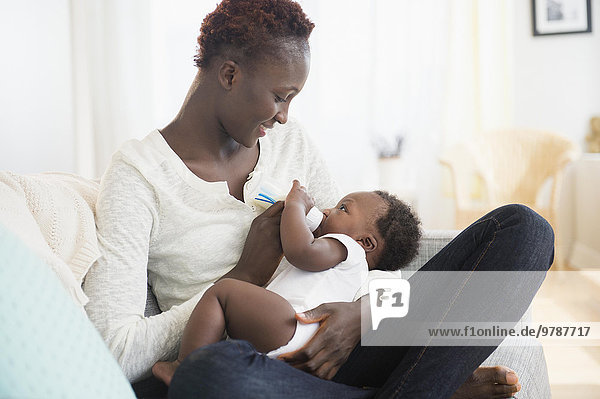 Junge - Person schwarz Close-up Mutter - Mensch Baby füttern