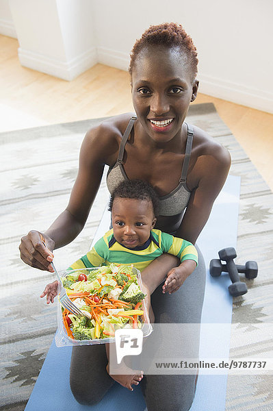 Junge - Person Salat halten schwarz essen essend isst Mutter - Mensch Baby