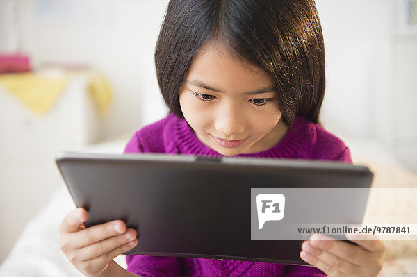 benutzen lächeln Tablet PC Mädchen vietnamesisch
