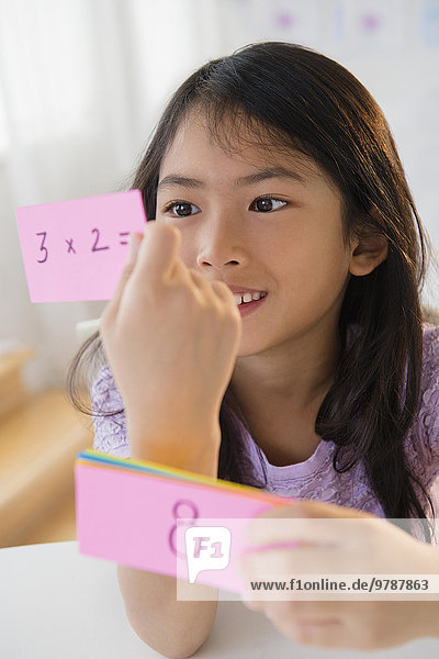 blinken lernen Karte Mathematik Mädchen vietnamesisch