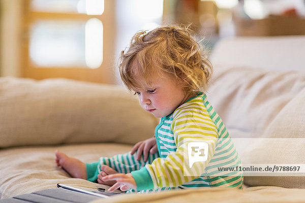 benutzen Europäer Couch Junge - Person Tablet PC Baby