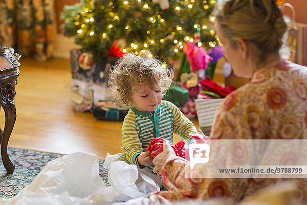 Geburtstagsgeschenk nahe aufmachen Europäer Sohn Weihnachtsbaum Tannenbaum Mutter - Mensch Baby