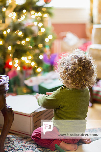 Geburtstagsgeschenk nahe aufmachen Europäer Junge - Person Weihnachtsbaum Tannenbaum Baby