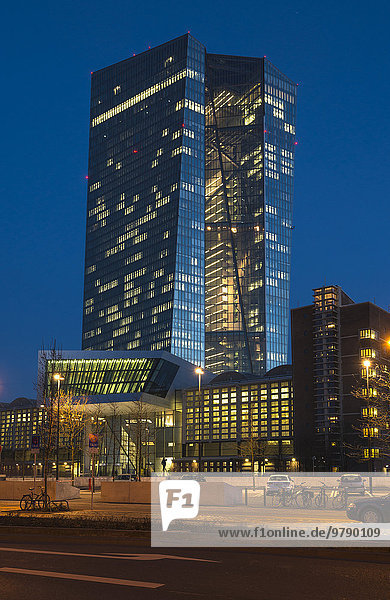 Die neue Europäische Zentralbank  EZB  Frontseite des Gebäudes  beleuchtet am Abend  Frankfurt am Main  Hessen  Deutschland  Europa