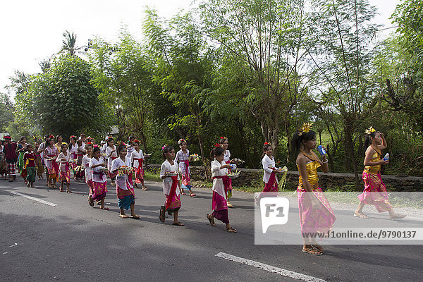 Traditioneller Umzug beim Nyepi  balinesisches Neujahrsfest  Bali  Indonesien  Asien