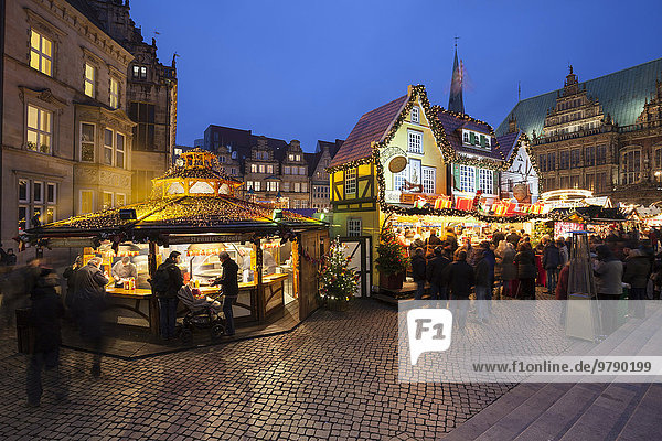 Weihnachtsmarkt vor dem Rathaus  Marktplatz  Bremen  Deutschland  Europa