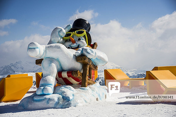 Schneemann Figur mit Sonnenbrille und Zylinder im Liegestuhl  Skigebiet  Zauchenseee  Flachauwinkel  Pongau  Salzburger Land  Österreich  Europa