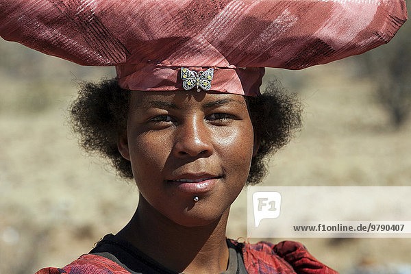 Einheimische Frau  Herero-Frau mit typischer Kopfbedeckung  bei Uis  Namibia  Afrika