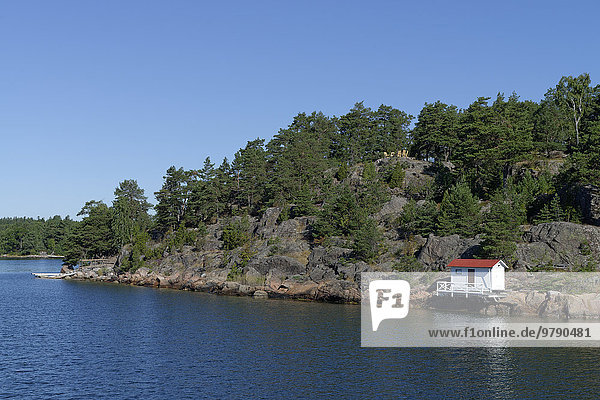 Hütte am Wasser  Hallberg  Halleberg auf Varholma  Värmdö Inselgruppe  Schärengarten  Schäreninseln  Schweden  Europa