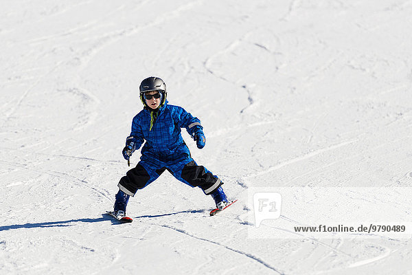 Child  6 years  skiing