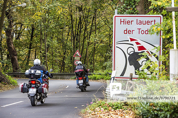 Warnhinweis für Motorradfahrer  Landstrasse im Süden von Essen  Nordrhein-Westfalen  Deutschland  Europa