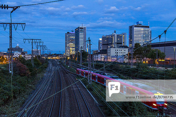 Hauptbahnhof Essen  S-Bahn  hinten Skyline  Essen  Nordrhein-Westfalen  Deutschland  Europa
