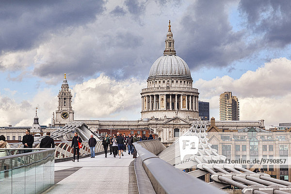 St. Pauls Cathedral von der Millennium Bridge mit dramatischem Himmel  London  England  Großbritannien  Europa