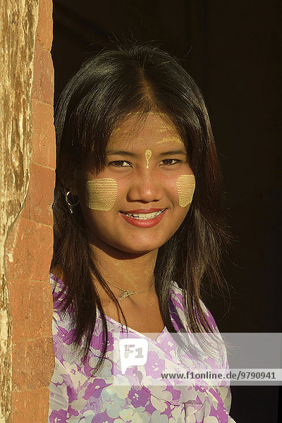 Mädchen mit Thanaka  Bagan  Myanmar  Asien