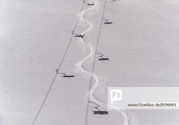 Skispur im Tiefschnee mit Schatten vom Sessellift  Venet  Zams  Tirol  Österreich  Europa