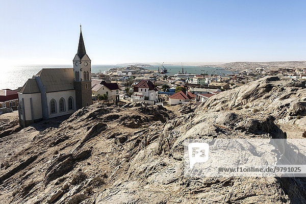 Ausblick auf die Felsenkirche und die Stadt  Lüderitz  Namibia  Afrika