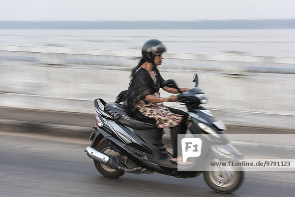 Frau auf Motorroller  bei Alleppy  Kerala  Indien  Asien