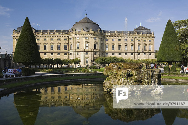 Brunnen im Schlossgarten der Würzburger Residenz ehemalige Residenz der Würzburger Fürstbischöfe im Spätsommer Würzburg Unterfranken Bayern Deutschland Europa