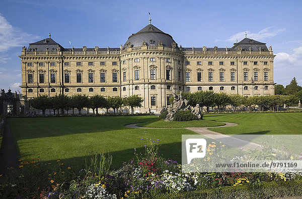 Würzburger Residenz ehemalige Residenz der Würzburger Fürstbischöfe Schlossgarten mit gepflegtem Rasen im Spätsommer Würzburg Unterfranken Bayern Deutschland Europa