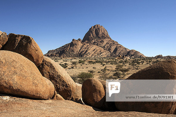 Felsen im Spitzkoppegebiet  hinten die große Spitzkoppe  Damaraland  Namibia  Afrika