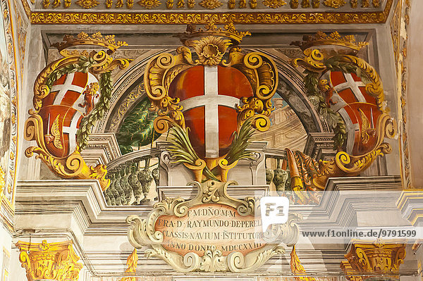 Weißes Kreuz auf rotem Grund  drei Wappen als plastisches Wandgemälde  Großmeisterpalast  Malteserorden  La Valletta  Malta  Europa
