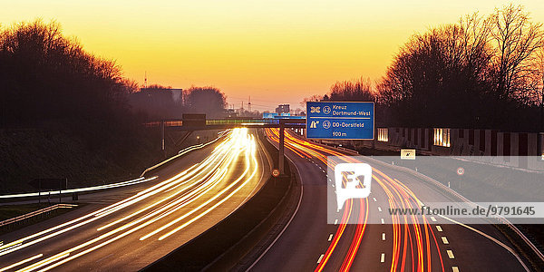 Autobahn A40 mit Abendrot,  Dortmund,  Ruhrgebiet,  Nordrhein-Westfalen,  Deutschland,  Europa