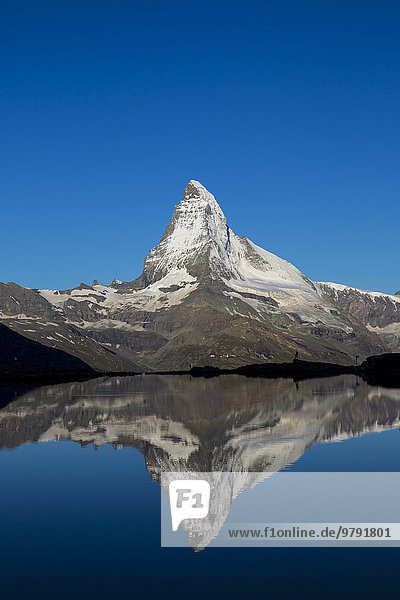 Matterhorn mit Spiegelung im Stellisee  Zermatt  Wallis  Schweiz  Europa