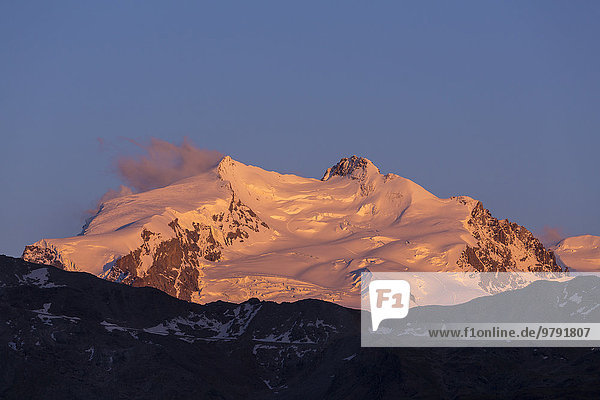Monte Rosa  Nordend und Dufourspitze  vom Berghaus Trift aus  Zermatt  Wallis  Schweiz  Europa
