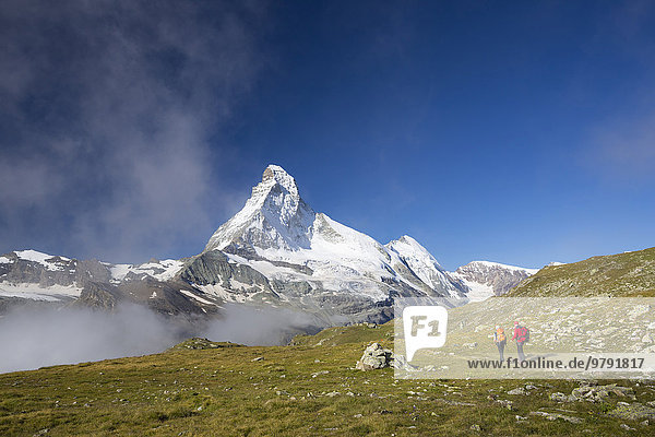 Wanderer am Wanderweg Höhbalmen  dahinter das Matterhorn  Zermatt  Wallis  Schweiz  Europa