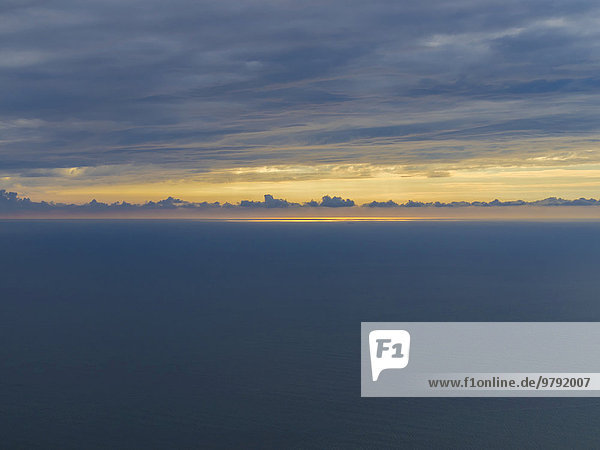 Lichtstrahlen aus den Wolken auf das Meer  Conero  Marken  Italien  Europa