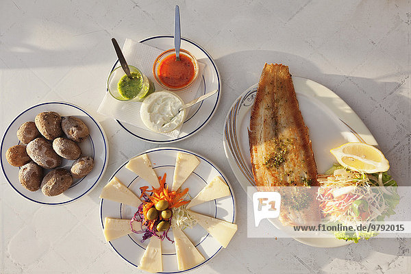 Papas arrugadas con mojo  Runzelkartoffeln mit Mojo-Soße  gebratener Fisch und Käseplatte mit kanarischem Käse  La Gomera  Kanarische Inseln  Spanien  Europa