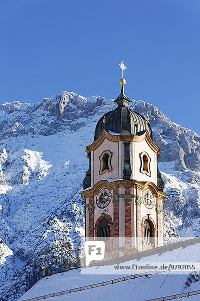 Pfarrkirche St. Peter und Paul  Mittenwald  hinten das Karwendel  Werdenfelser Land  Oberbayern  Bayern  Deutschland  Europa