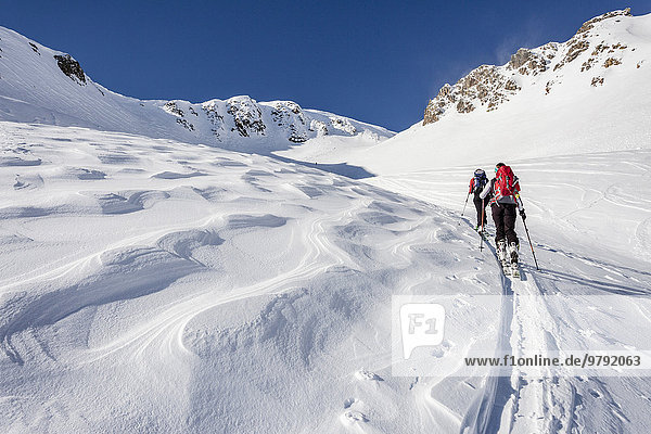 Skitourengeher beim Aufstieg auf die Seespitz am Deutschnonsberg  hinten der Gipfel der Seespitz  Proveis  Ultental  Südtirol  Italien  Europa