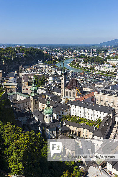 Ausblick von Festung Hohensalzburg auf die Altstadt  vorne die Franziskanerkirche und die Kollegienkirche  Altstadt  UNESCO Welterbe  Salzburg  Salzburger Land  Österreich  Europa