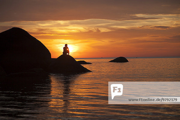 Tourist watching the sunset on Palolem Beach  Goa  India  Asia