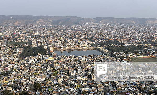 Ausblick auf den See Tal Katora und die Stadt Jaipur  von Nahargarh Fort  Rajasthan  Indien  Asien