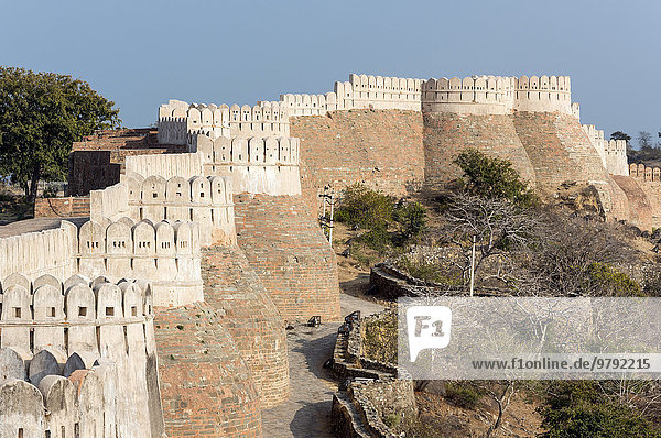 Mauern der Festung Kumbhalgarh  Rajasthan  Indien  Asien