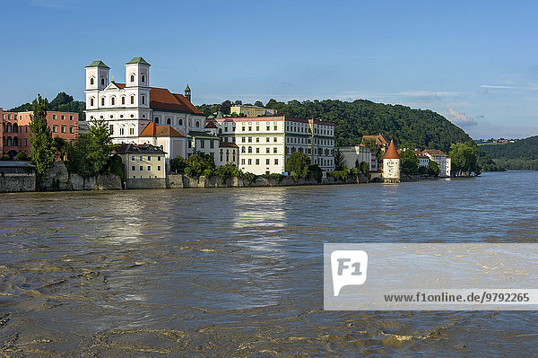 Jesuitenkirche St. Michael  Schaiblingsturm  überschwemmte Uferpromenade von Fluss Inn bei Hochwasser  Innkai  Altstadt  Passau  Niederbayern  Bayern  Deutschland  Europa