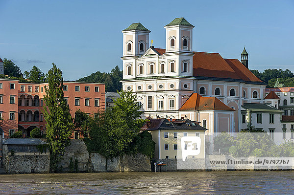 Jesuitenkirche St. Michael  überschwemmte Uferpromenade von Fluss Inn bei Hochwasser  Innkai  Altstadt  Passau  Niederbayern  Bayern  Deutschland  Europa