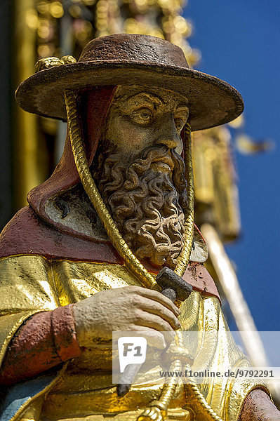 Gotische Heiligenfigur des Kirchenvaters St. Hieronymus  Schöner Brunnen  Nürnberg  Mittelfranken  Franken  Bayern  Deutschland  Europa