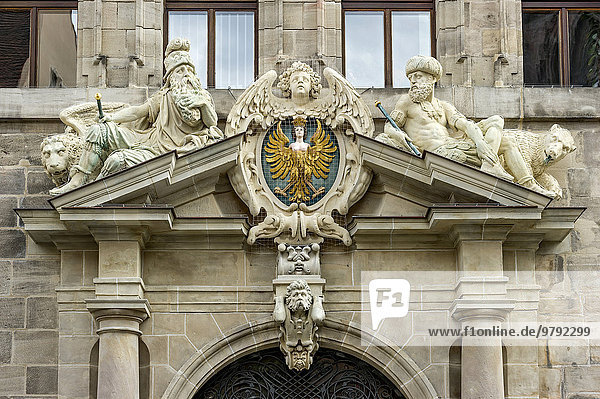 Großes Nürnberger Stadtwappen und allegorische Figuren  altes Rathaus  auch Wolff'scher Bau  Altstadt  Nürnberg  Mittelfranken  Franken  Bayern  Deutschland  Europa