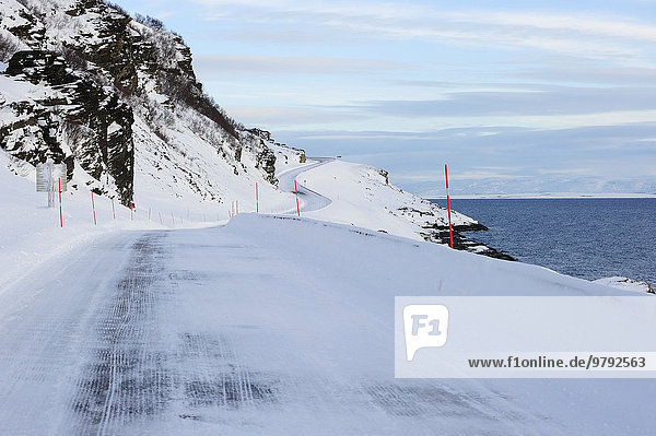 Die schneebedeckte Hauptstraße E69 am Porsangerfjord,  Finnmark,  Norwegen,  Europa