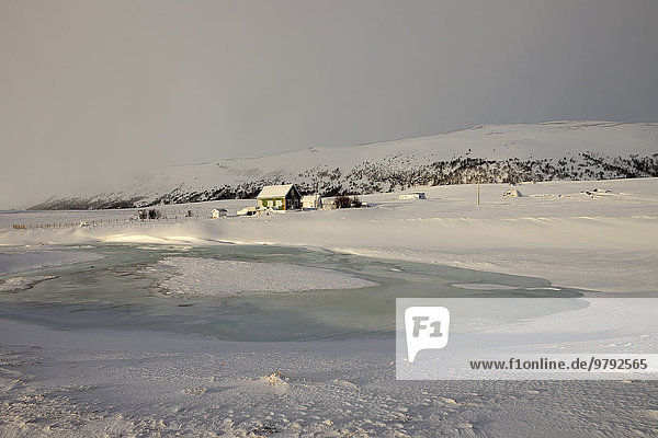 Ein abgelegenes  schneebedecktes Haus  Porsangerfjord  Finnmark  Norwegen  Europa