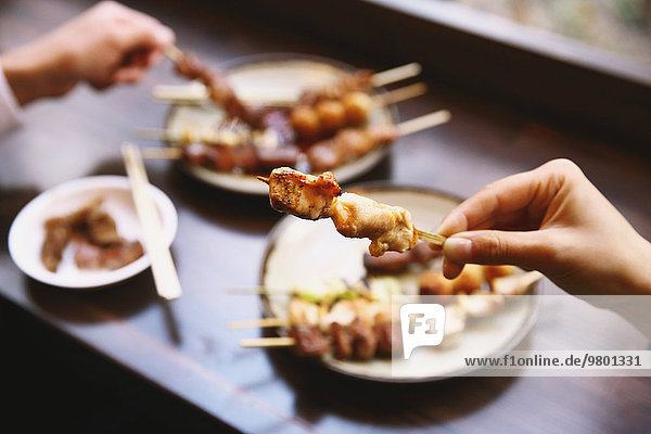 Mensch Lifestyle Menschen Yakitori essen essend isst japanisch
