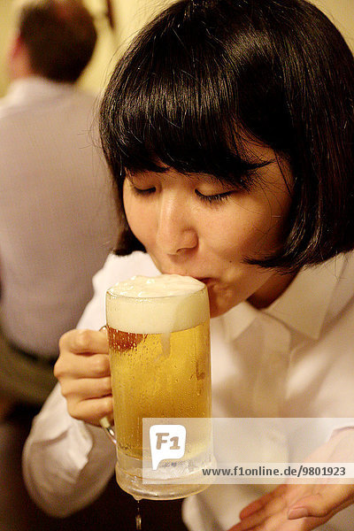 jung trinken Mädchen Bier japanisch
